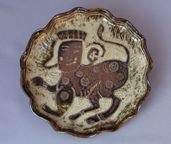 堀 千穎「神獣文輪花皿」径26.0×高4.0cm