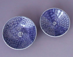 飯田多佳子「呉須絵小皿」 左 口径11.5×高3.5cm 右 口径10.5×3.0cm