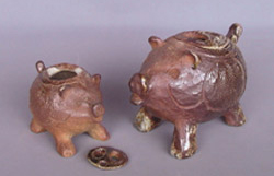 児波由美子　「香炉」猪形土製品倣　左　縦6.5×横9.5×高7.0cm 右　縦8.5×横15.0×高9.5cm