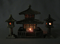 郷原恵美子 「照明器」 建物 14.0×14.0×高19.0cm　灯籠 5.0×5.0×高12.5cm