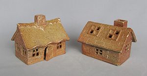 「煙突のある家」 左 岩井祝子 15.5×11.5×高13.0cm 右 香西 慧 15.0×11.5高12.0cm