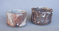 「鼠志野」 左 今野純子 径11.0×高7.5cm 右 佐々木邦彦 径12.0×高9.0cm
