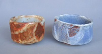 左 「灰被志野」 矢作邦江 径10.5×高7.5cm 右 「青志野」 高久眞佐子 縦12.0×横12.5×高7.5