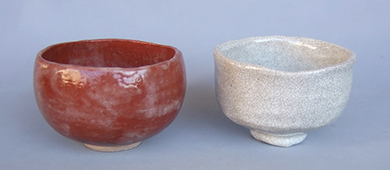 左 三輪倛侑 「赤楽」 径11.5×高7.5cm 右 柴田文子 「白楽」 径10.5~12.0×高7.5