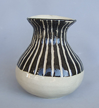 中島賢治 「黒掻落線文壺」径13.0 高16.0cm