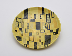水野歌子　「釉裏金彩軟彩皿」　径20.5高2.5cm