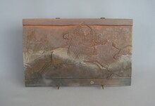 沓名俊久 焼締窯変 陶板画「アッシュルバニパル王の獅子狩り」径36.5×3.0 高23.0cm