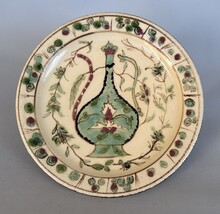 根本より子　「白釉多彩皿倣」　径19.0×19.0 高2.0cm