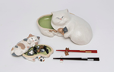 中村直子　「猫の入れ子」 大 径26.5×17.0 高11.5 cm 小 径17.5×10.5 高6.0 cm 箸置 ８ヶ